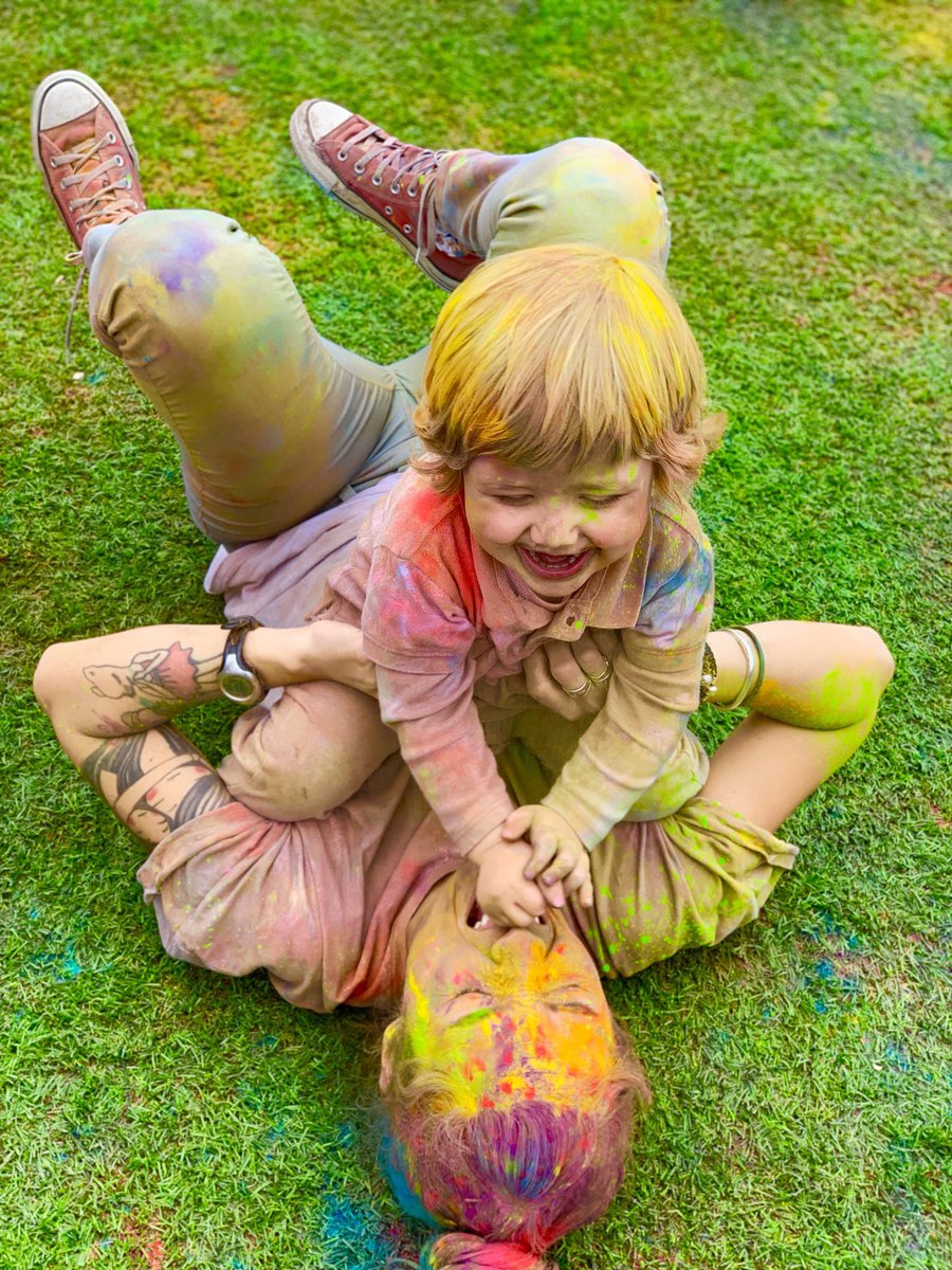 Hoy nos lo hemos pasado genial en la #holiparty de los más peques de L’Escoleta.

<a href="/eutopica/">Eutópica</a> #holi <a href="/holi_dolly/">Holi dolly</a> #badalona #party #fiesta #colores #lescoletabadalona #esccola #kids #educació #educación #polvosholi