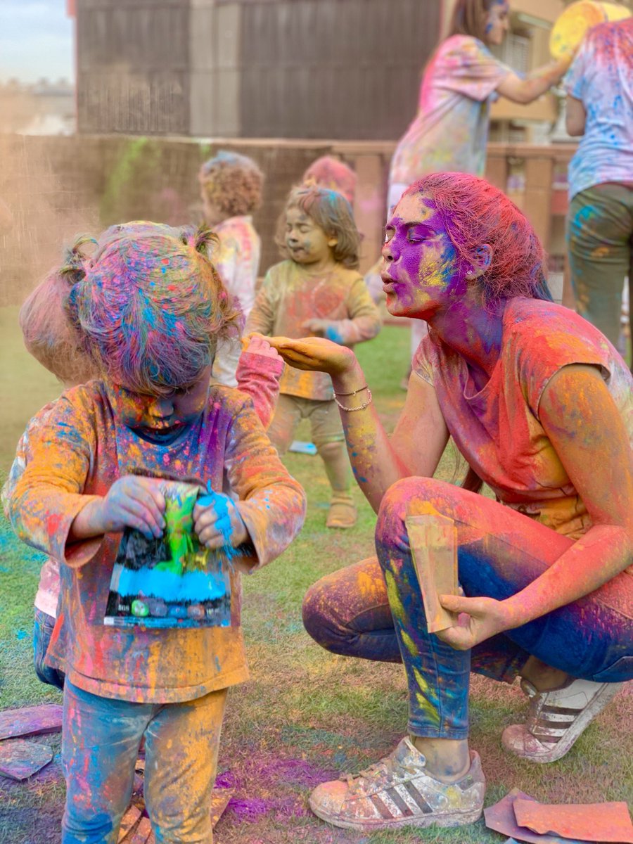 lescoletabdn's tweet photo. Hoy nos lo hemos pasado genial en la #holiparty de los más peques de L’Escoleta.

@eutopica #holi @holi_dolly #badalona #party #fiesta #colores #lescoletabadalona #esccola #kids #educació #educación #polvosholi https://t.co/m6kyIqZtzj
