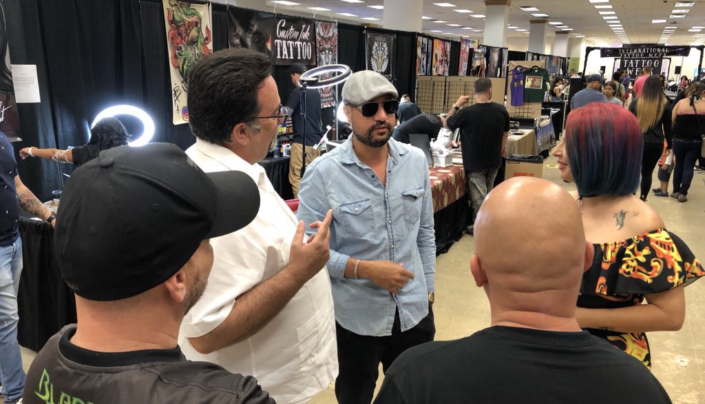 denismarquezpip's tweet photo. Participando del “International Tattoo Week” en Plaza que reúne a decenas de artistas dermatógrafos del país y visitantes del exterior. El lugar ha servido como centro de recolección de firmas en apoyo mi #PC1603 para prohibir el discrimen laboral por tener tatuajes y piercings. https://t.co/DHdtAFocwU