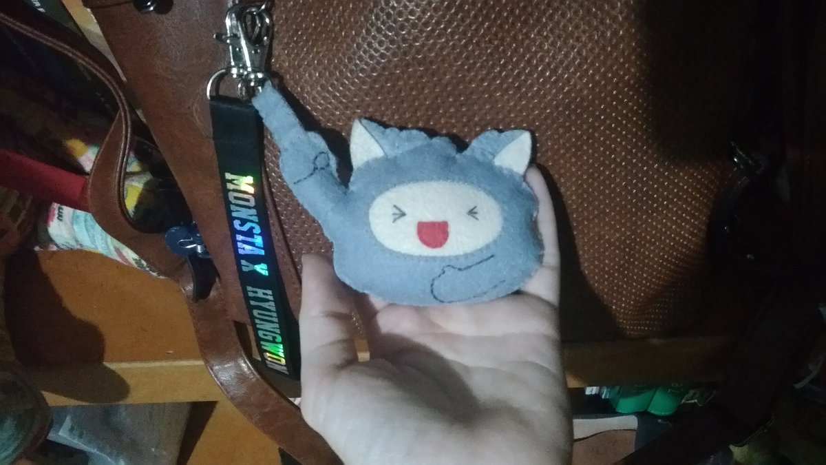 EsquiLeti94's tweet image. #TheMagicalFeed 

Pensem num produto super bem feito, fofo e que vale muito a pena ter... Esse é meu monchinho do #Hyungwon feito pela @TheMagicalStore 

Ps: o Mon.G foi um pedido extra especial que ela topou atender!!