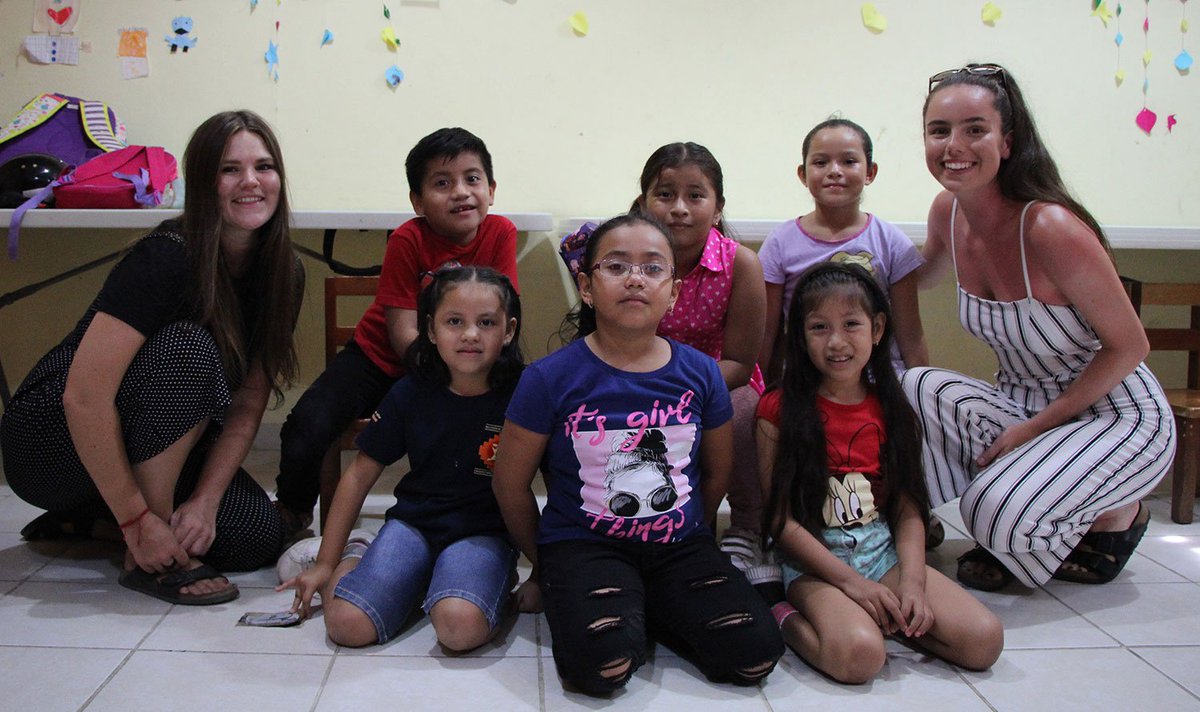 NaatikMexico's tweet photo. This week, some of our students enjoyed a visit from Sophie, a student nurse and Maestra Hannah’s sister. Sophie took part in fun classroom activities with our young learners and also participated in role play exercises with our older students. #ThursdayMotivation https://t.co/IrJ8Z8F145