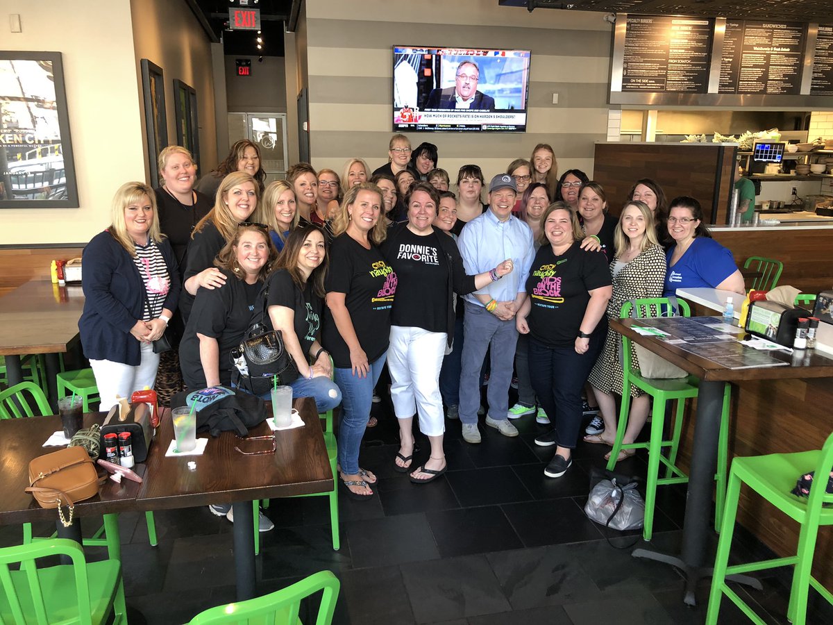 Wahlburgers's tweet photo. These ladies (and Chef Paul) are ready for the @NKOTB tour to kick off in Cincinnati tonight! Good luck to @DonnieWahlberg &amp; the rest of the crew 💚 https://t.co/KOFQRVwwXy