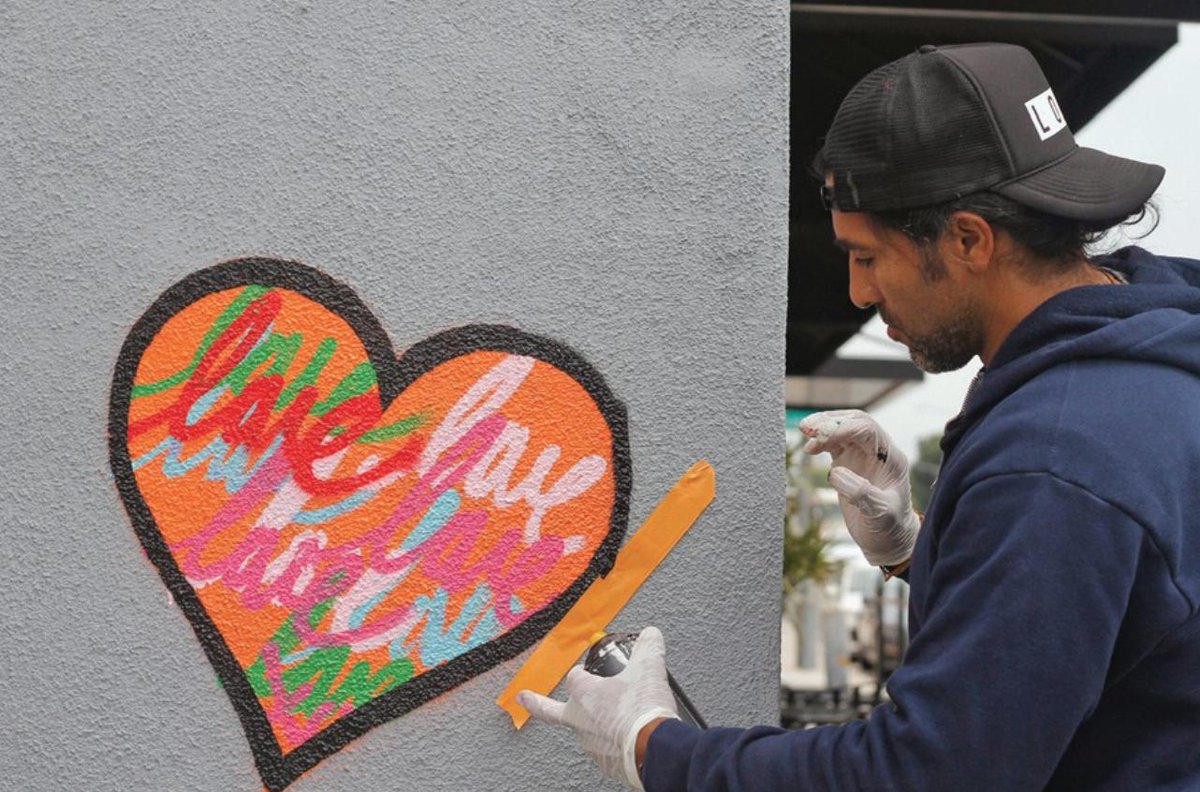 TOAcornNews's tweet photo. PHOTOS: Santa Monica-based street artist Ruben Rojas came to Thousand Oaks on Sunday to paint 12 hearts on the side of a T.O. Boulevard restaurant in honor of the 12 lives lost in the Borderline Bar and Grill mass shooting. 
https://t.co/QJUIJhfNhT https://t.co/hVs2mkS69T