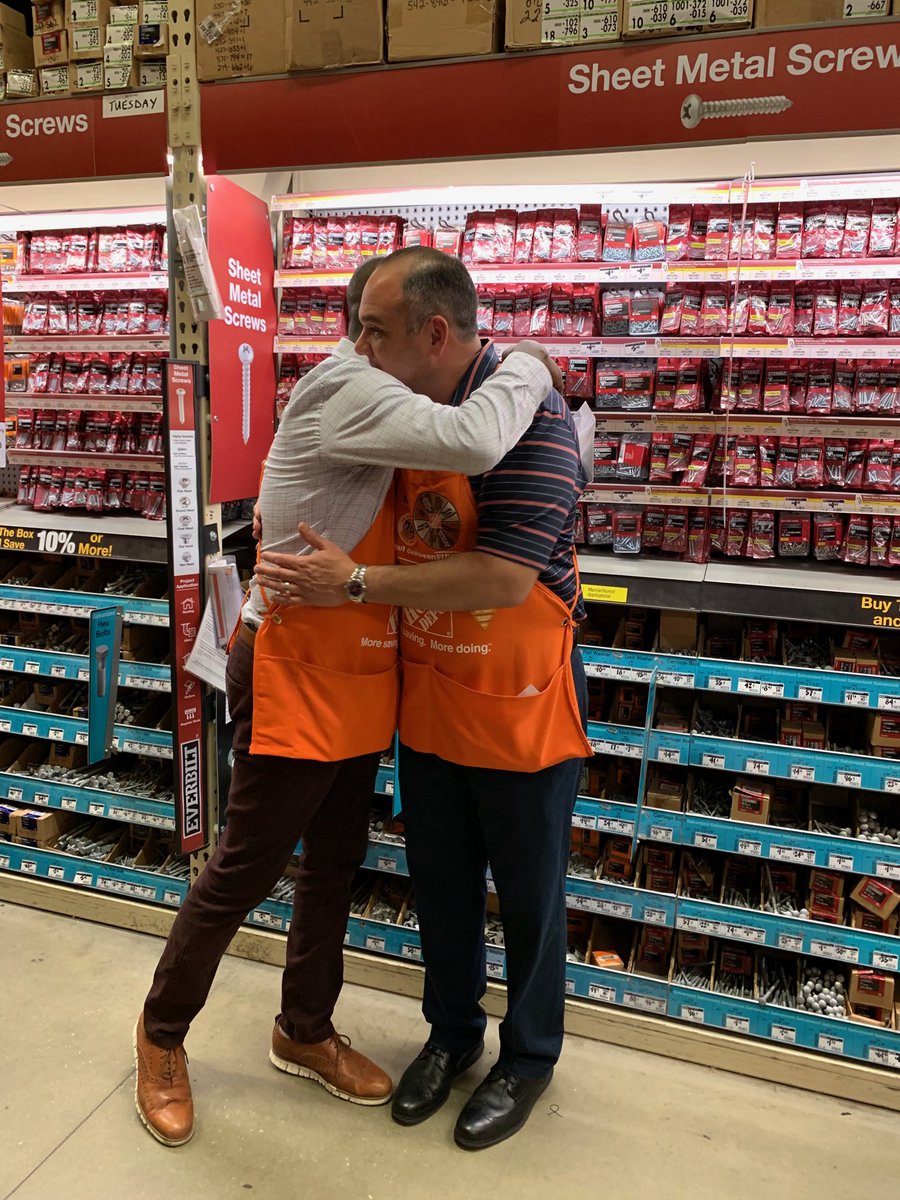RubenRo48457043's tweet image. Damian being recogniZe by Hector for his amazing leadership and genuinely putting associates first and creating a great work environment. Thank you D. I appreciate you. ⁦@HectorAPadilla⁩ ⁦@SantiBernardez⁩ AZUCAAAAAA
