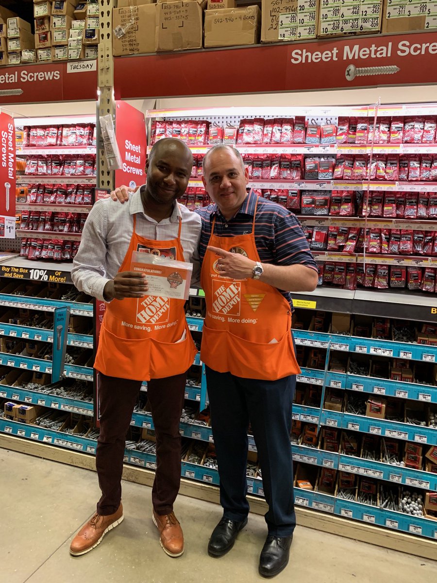 RubenRo48457043's tweet image. Damian being recogniZe by Hector for his amazing leadership and genuinely putting associates first and creating a great work environment. Thank you D. I appreciate you. ⁦@HectorAPadilla⁩ ⁦@SantiBernardez⁩ AZUCAAAAAA