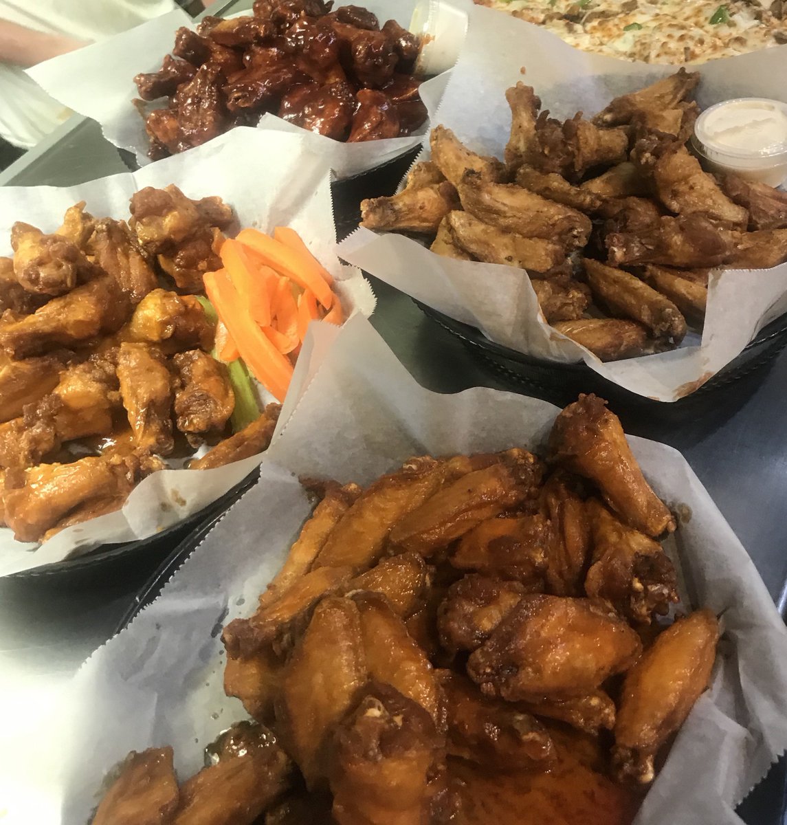 BGMisterBs's tweet photo. How many wings can you eat?! #WingEatingContest https://t.co/hCsYq3usXn