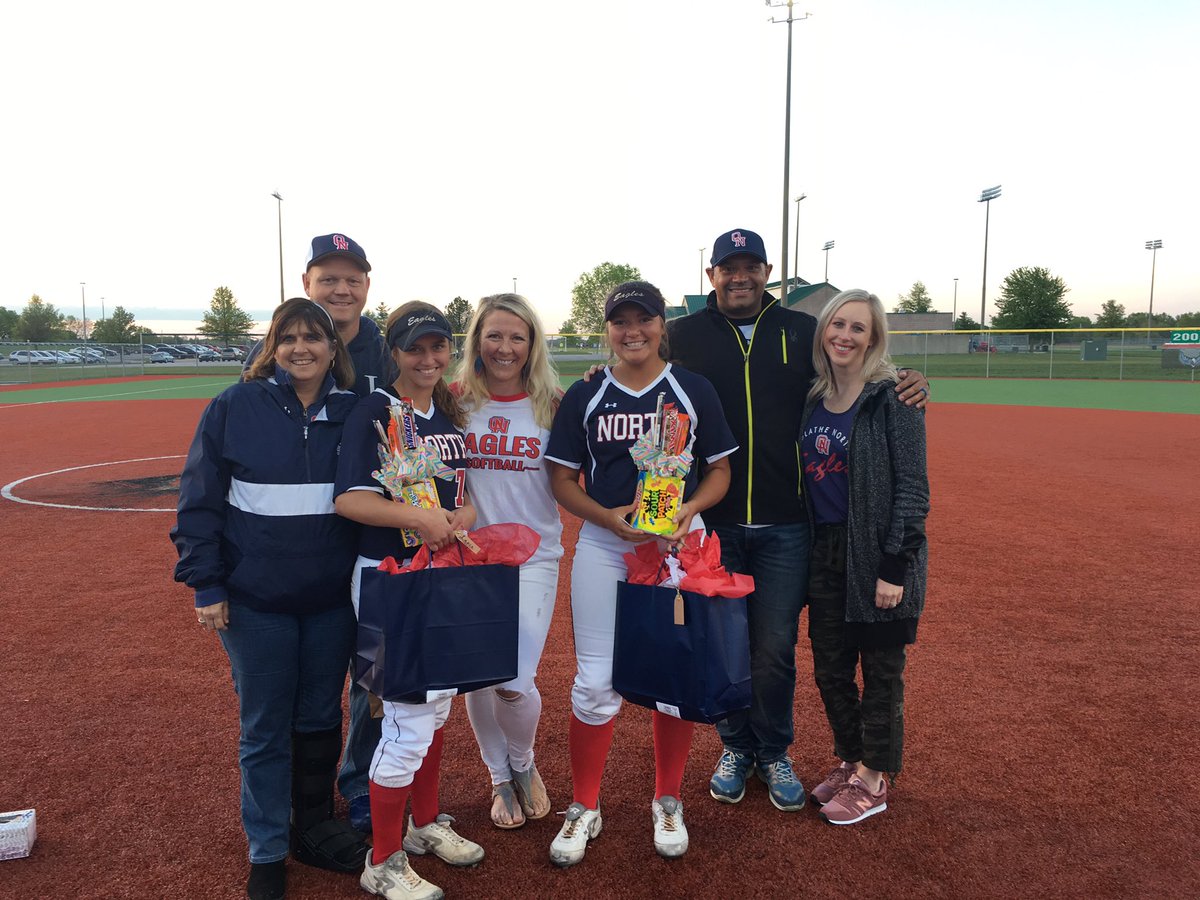 breeederer's tweet image. Tough loss LFS 6 ON 2 but can’t help but smile 😀 and cry 😢 when celebrating our seniors #5 &amp;amp; #7. Love this team and the fight and class they showed tonight. #classact #ONEstateofmind