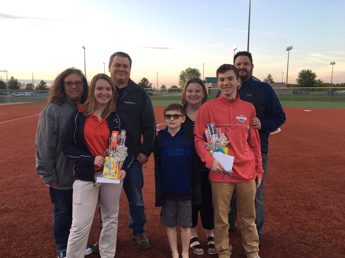 breeederer's tweet image. Tough loss LFS 6 ON 2 but can’t help but smile 😀 and cry 😢 when celebrating our seniors #5 &amp;amp; #7. Love this team and the fight and class they showed tonight. #classact #ONEstateofmind