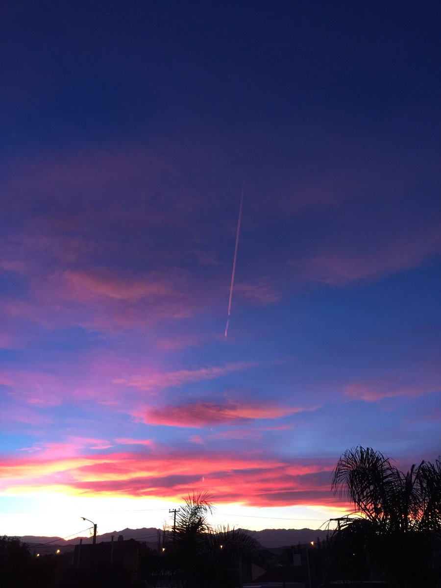GSugo's tweet photo. “El cielo está hermoso, veni míralo Papá”. Los niños no mienten.
Posta clásica de un Atardecer con viento zonda en altura.
#Elventanaldecuyo #Otoño #SanJuan https://t.co/ibRflGlg91