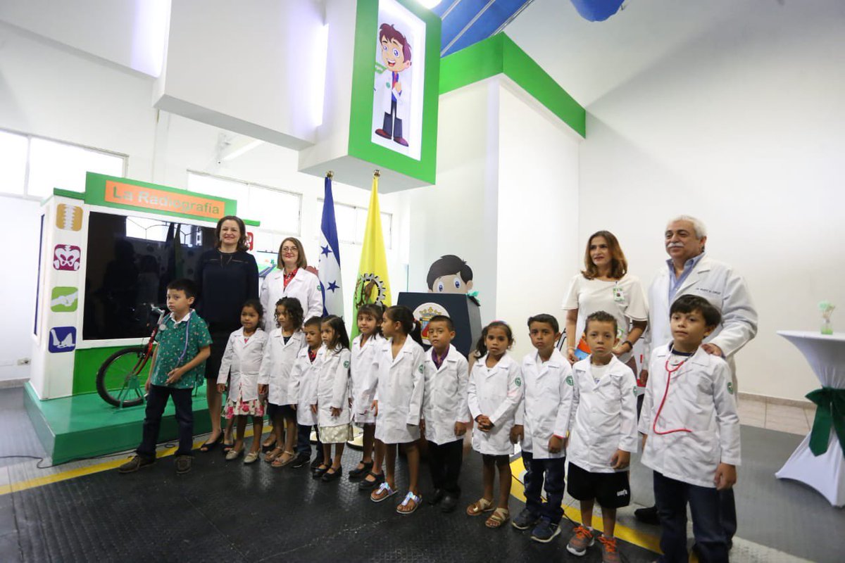 armandocalisps's tweet photo. Seguimos creando importantes espacios de recreación-aprendizaje para nuestro niños como la nueva sala de exhibición “Hospital Centro Médico Sampedrano" que Karen y ejecutivos de #Cemesa habilitaron en el Museo para la Infancia #ElPequeñoSula, reforzando así aún más la educación. https://t.co/mPKfDzLfd7