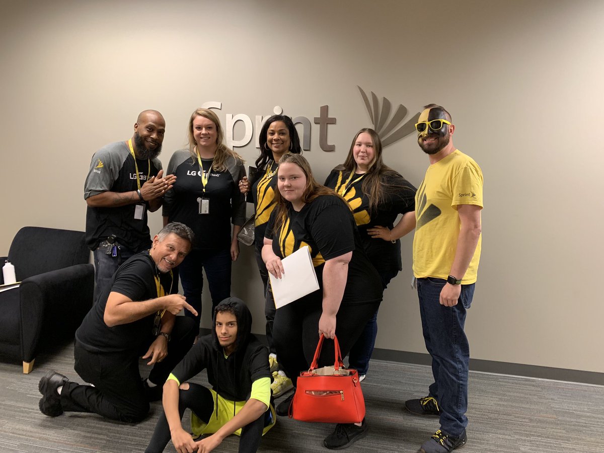 chrislower1's tweet photo. #STCSpiritWeekRDU #TeamPride #SprintPride #Dresstoimpress a big thanks to Carolina Pride DM @DominiqueJ316 for handing out graduation certs! Our visible leaders are vital to our business #bestdmsinthebiz #NewBreed #RDU @ELBTravels @MidAtlMonsters @trainerlife1975 @JonathanMoss https://t.co/eD4Sp1LfAt