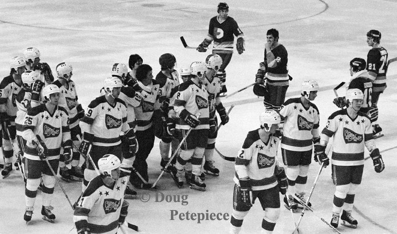 TheUnrealDougP's tweet photo. @_RoyalMovement @OHLHockey #CornwallRoyals leave the #CornwallCivicComplex ice. Photo showing many Royals faces https://t.co/n5gWx105WH