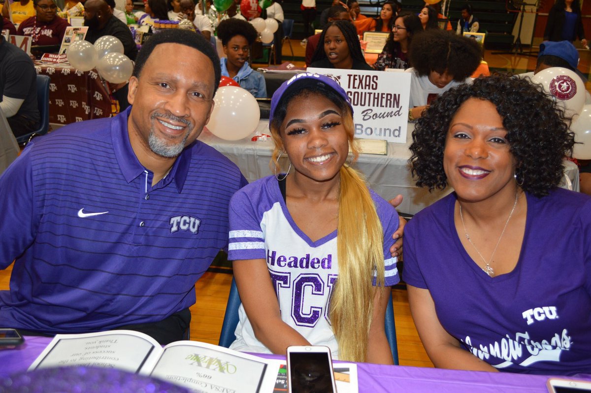DE_Cheerleaders's tweet photo. Congratulations to some of our 2019 Senior🎓Cheerleaders on signing with their colleges at Academic Signing Day!!
Good Luck ladies!!
———————————
#WeGotEmLooking👀
#EarnedNotGiven https://t.co/GJMOgB0w5L
