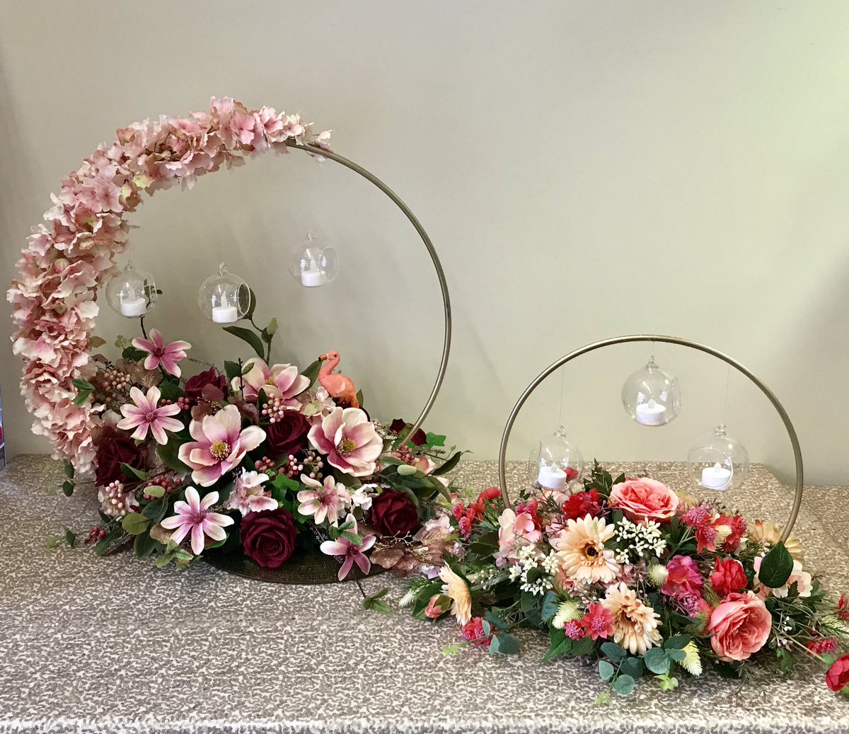 flowers_am's tweet photo. Our table centrepiece hoops are very popular this season, available in both 40cm and 60cm in gold, copper and silver. Please pm if you’d like any more info #weddingflorist #venuestyling #weddinginspiration https://t.co/C2QWZZ2Gum
