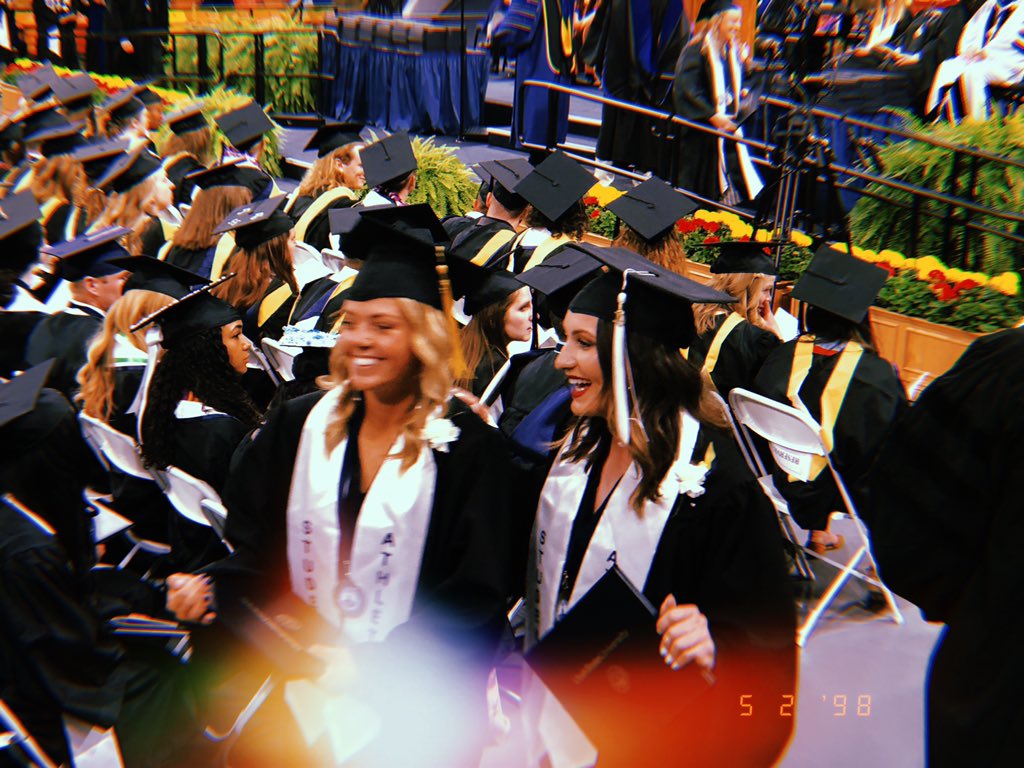 BaileyLewis02's tweet photo. We did it baby 🍾🎓 https://t.co/Oi1HIRlhN1