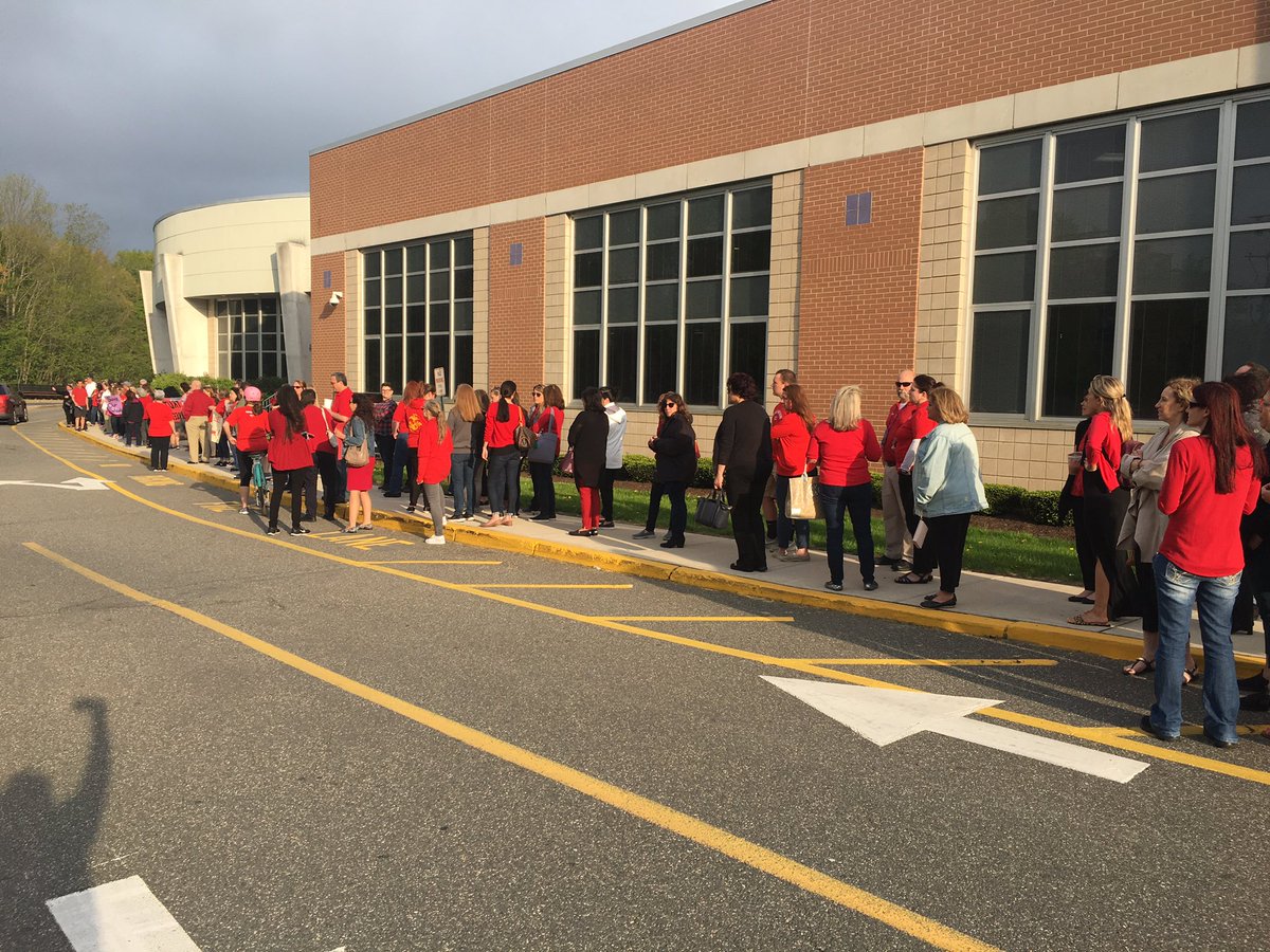 MCEALAT's tweet photo. MCEA LAT present at the Old Bridge rally. #transparency #fixtheunfairness #unionstrong #wearenjea https://t.co/heBNUWihXq