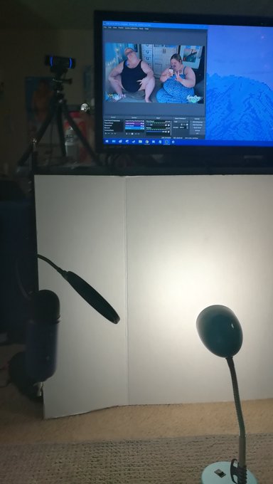 That $1 studio lighting lol https://t.co/RbPDrzCEwj