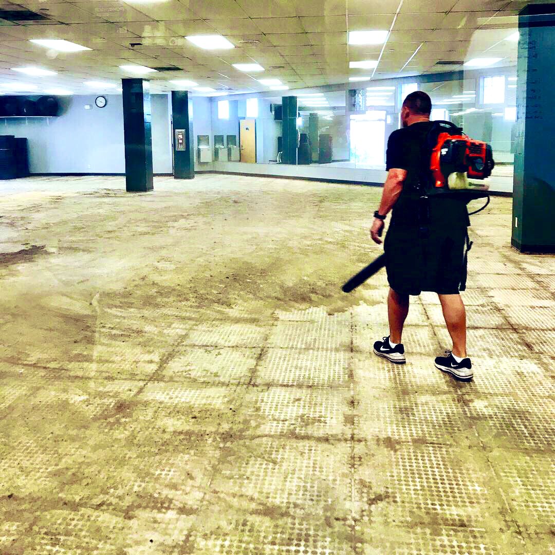 CoachKyleSpeer's tweet image. Absolutely Appropriate To Use A @HusqvarnaUSA Leaf Blower To “Sweep” The @TulaneAthletics Weight Room Floor!  #CleanOutFinished #RenovationTime #RollWave