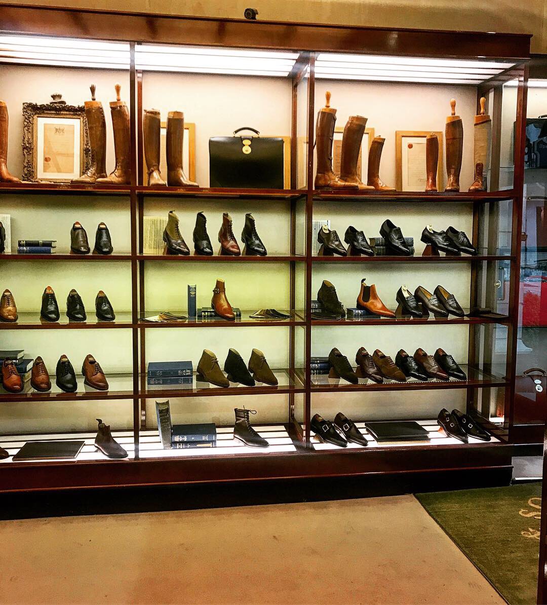 Shack_Baker's tweet photo. Talent unmatched!! Simon, MD of Foster &amp; Sons is one of the countries best traditional master shoe makers. Passion and talent on another level!! 📈🙌🏾
Don’t mind the sports attire, it was an unintentional visit 😏
#fosterandsons #shoemaker #mastershoemaker #jermynstreet #london https://t.co/7EJ4L6h0G4