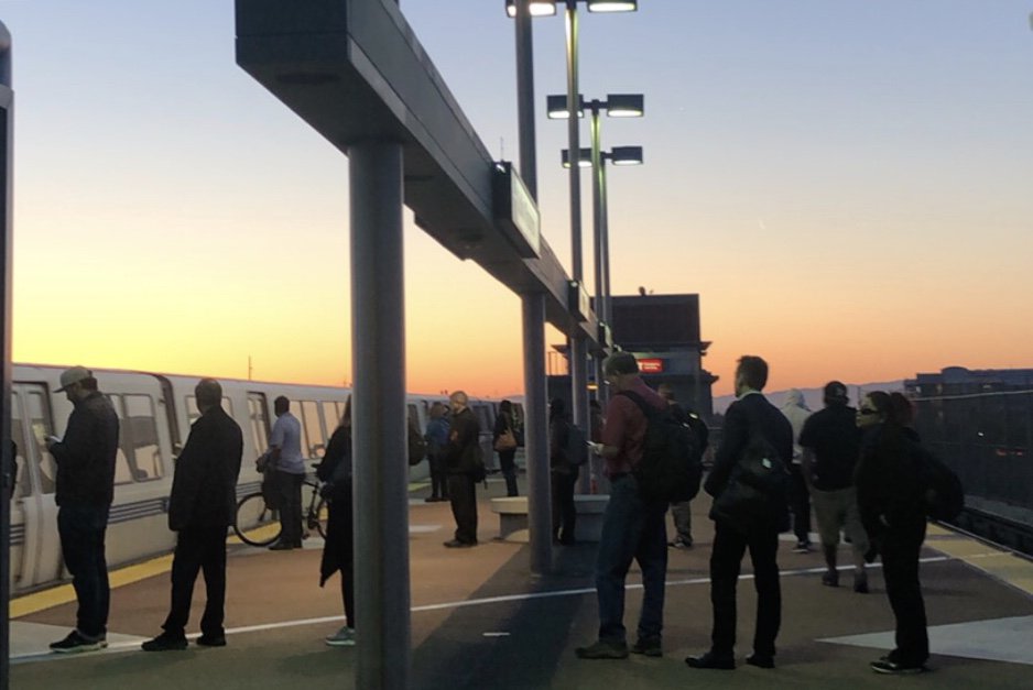 SMCountyCommute's tweet photo. Check out the sunrise one of our staff members saw on their BART commute to work! Make sure to send us pictures of your commute and you could win a $25 e- gift card! #YourCommuteCounts #STARCommute https://t.co/Yfug4DEYjh