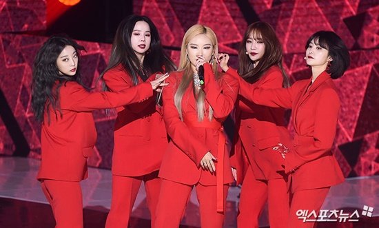 theseoulstory's tweet photo. EXID Hani &amp; Jeonghwa announce their departure from Banana Culture while Solji, LE &amp; Hyerin have renewed their contracts. The agency mentioned the group is still together and has not disbanded https://t.co/tNGhdzB9hS https://t.co/aT1EQN0A2n
