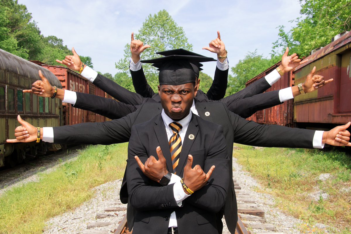 Elevatedbycj's tweet photo. Our Family Trees Are Not The Same, We Both Have Different Mothers But Yet I’ll Proudly Tell The World That This Man Is My Brother 💉
Executed &amp; Elevated By Cj ⚡️
 #ΔΓG #AAMU #HBCUMenInSuits https://t.co/iO6CWa5iKM