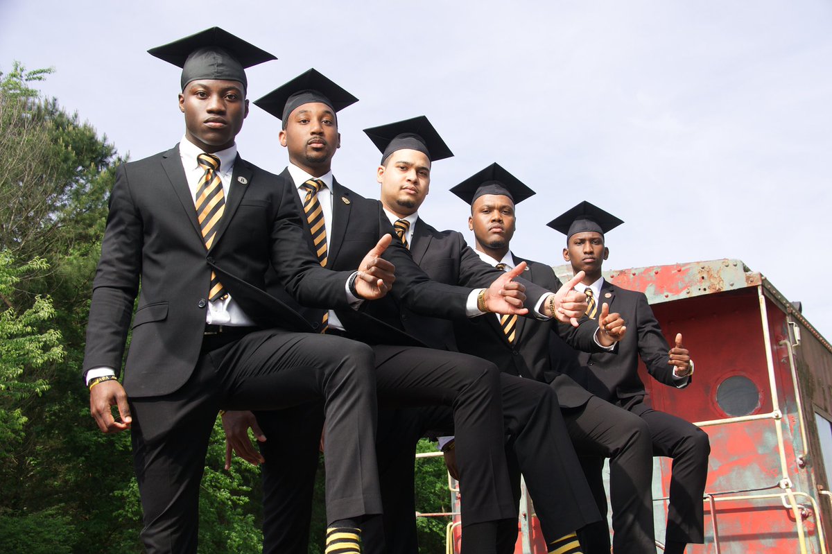 Elevatedbycj's tweet photo. Our Family Trees Are Not The Same, We Both Have Different Mothers But Yet I’ll Proudly Tell The World That This Man Is My Brother 💉
Executed &amp; Elevated By Cj ⚡️
 #ΔΓG #AAMU #HBCUMenInSuits https://t.co/iO6CWa5iKM