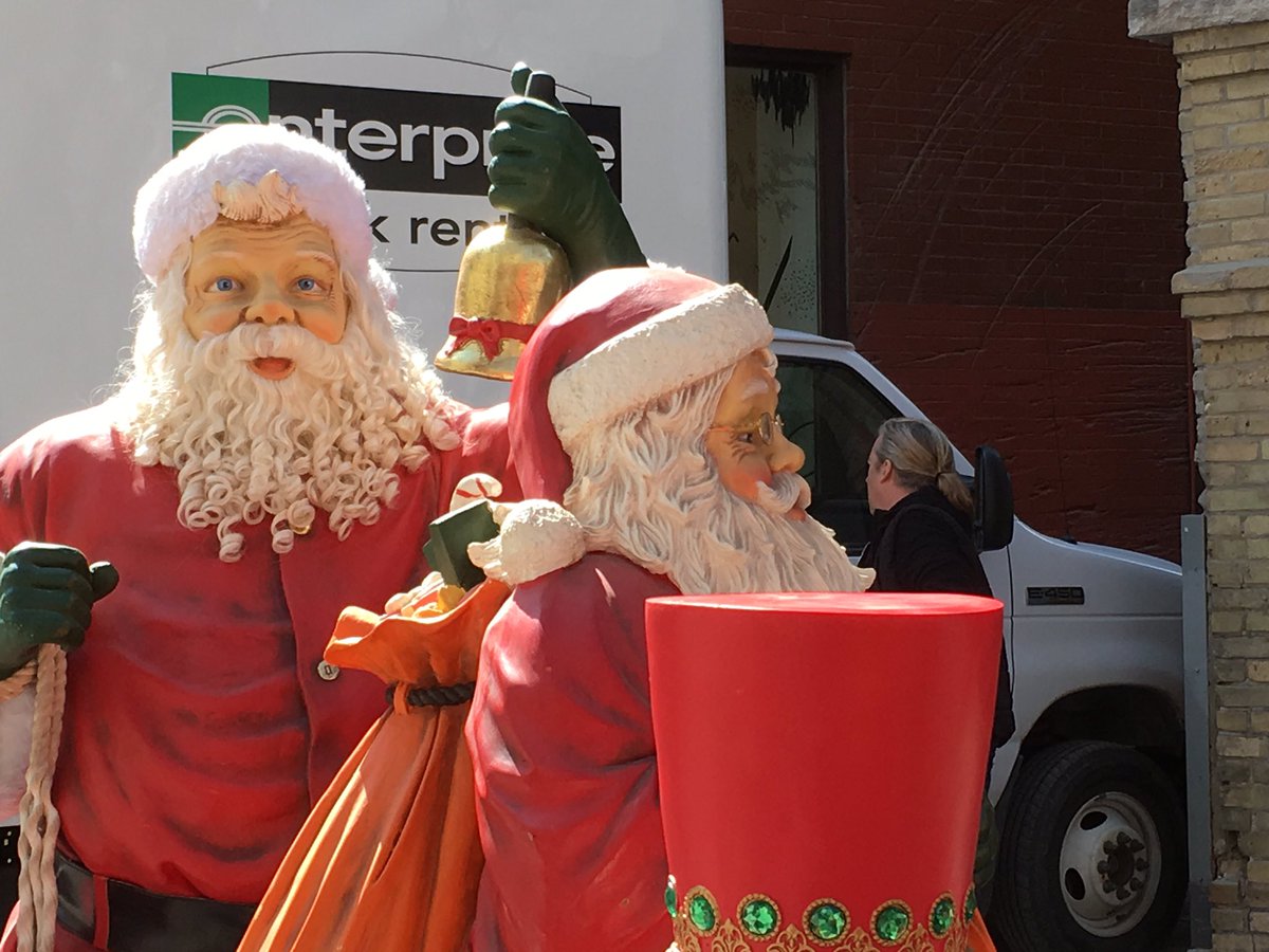 HappyTravelsTV's tweet photo. Nice spring weather today. Why does it feel like Christmas? 🤔 #ChristmasinMay #Winnipeg #wth https://t.co/cJmPOnt7pK