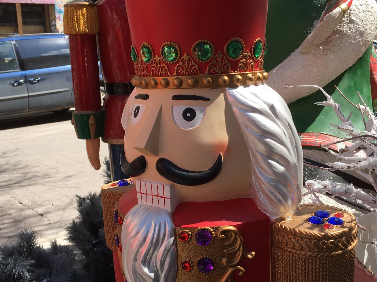 HappyTravelsTV's tweet photo. Nice spring weather today. Why does it feel like Christmas? 🤔 #ChristmasinMay #Winnipeg #wth https://t.co/cJmPOnt7pK