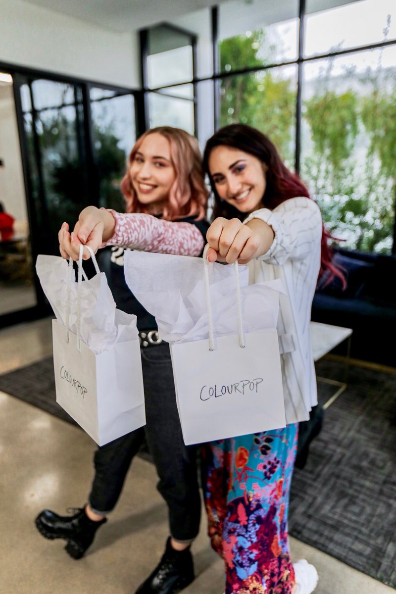 FIDM_annachalik's tweet photo. #Q2: How has FIDM prepared you to start your career in the industry? #AfterFIDM
#A2: Fidm has given me so many opportunities to learn about the industry and explore the many different roles one could assume, such as when I had the opportunity to visit Colourpop! https://t.co/JpLicECmmc