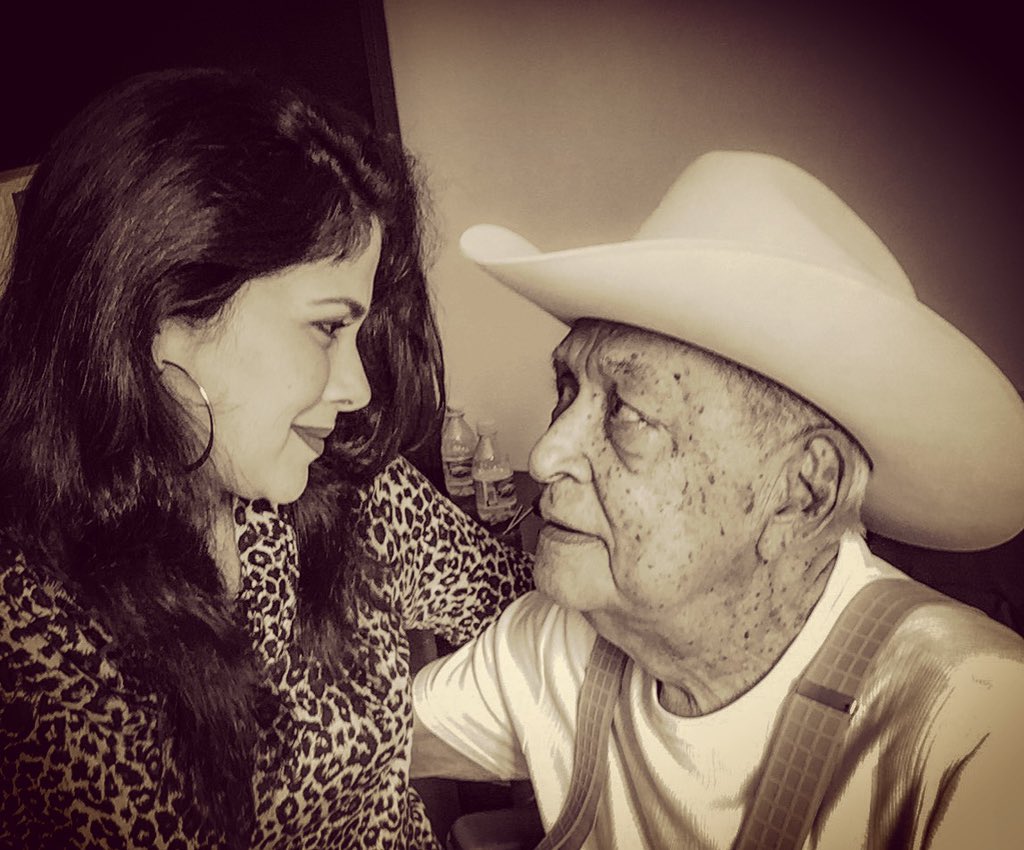 annaetorrealba's tweet photo. Hoy el mundo despide a una gloria de la música venezolana, yo despido a mi abuelo Juan Vicente Torrealba #2deMayo Adios mi viejo, toda Venezuela llora tu partida. https://t.co/i9YEUW3wRC