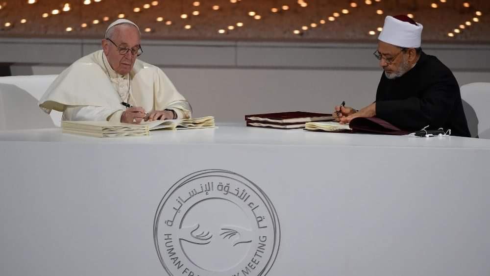 mgdj56's tweet photo. #PericoloIslam
Ad AbuDhabi,Bergoglio e l'imam di AlAzhar AhmadAl-Tayyeb firmano un documento sulla"Fraternità umana per la pace mondiale e la convivenza comune".
La dichiarazione si apre nel nome di un Dio che,se deve essere comune,non può essere altro che l’Allah dei musulmani. https://t.co/wJY6UUqs2K
