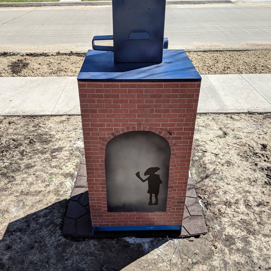 lfl73462's tweet photo. No new visitors since day 2. ☹️ Updated my sign. Hoping the "Open me!" will get neighbors' attention. @jk_rowling check out my #harrypotter #littlefreelibrary #lfl73462 #northviewdrivelittlefreelibrary https://t.co/kJeLT84M0z