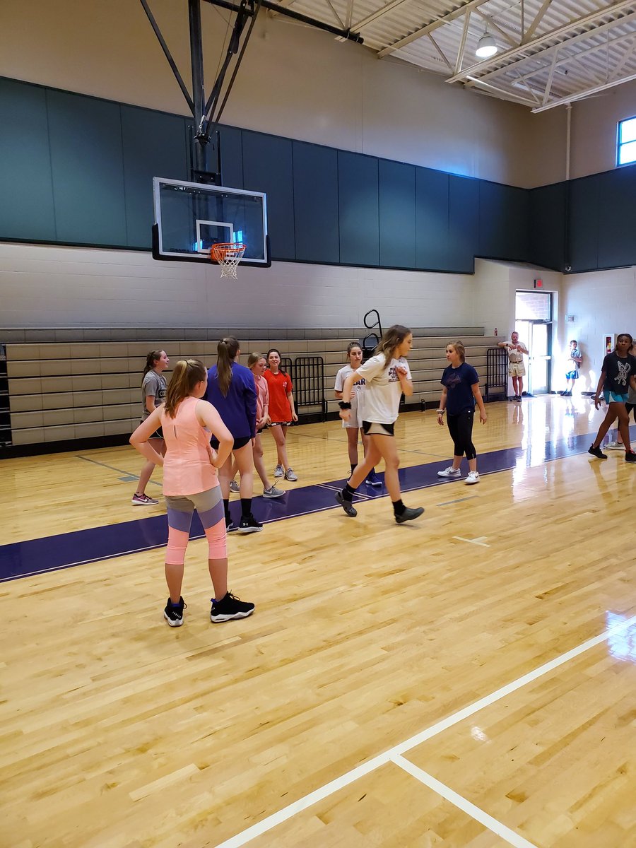 CBluff_WBB's tweet photo. We have had a great week of middle grades clinics this week! Lots of growth happening for our Bear Cubs! #buildingthefuture #ladybears #CBluff https://t.co/wge6WAIKGb