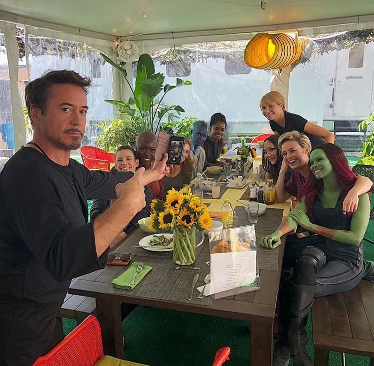 📸 “Quando o @RobertDowneyJr organiza um almoço só para nós mulheres. É um pouco difícil sorrir usando essa prótese de Nebula. Eu estou sorrindo por dentro. #avengersendgame #womanofmarvel.” @karengillan via instagram.