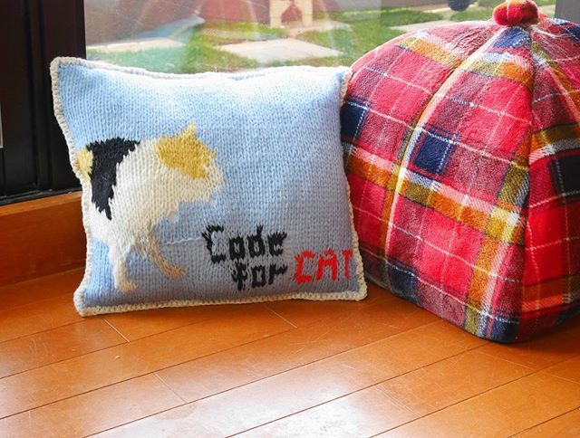 SisTishii's tweet photo. Maker Faire Kyoto用にネコのクッションを作りました！なんとか間に合いました（ホッ）
#codeforcat #knit https://t.co/4z3GYvvtxi