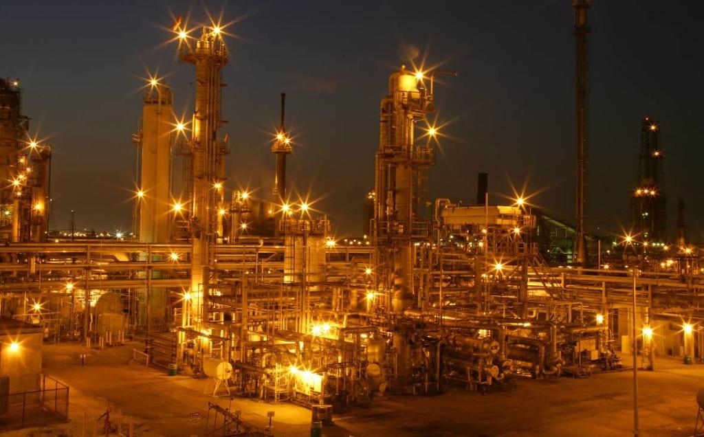 Chevron's tweet photo. We're proud to announce we've completed our acquisition of Pasadena Refining System, Inc. With this, we're able to build on the strength of our existing Gulf Coast business and bolster our upstream assets in the Permian Basin. https://t.co/jciTwHHmai https://t.co/5CXpSjg9CM