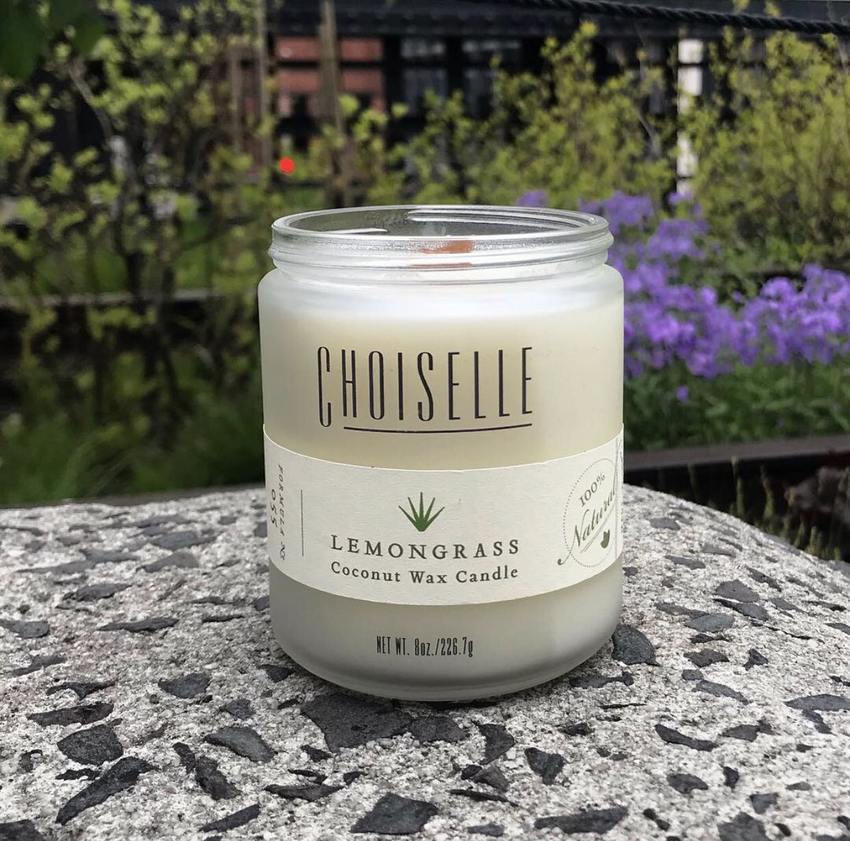 How would you describe the scent of lemongrass? We say it’s like a fragrant lemony tang with hints of ginger and mint.🌿 Combined with a clean burning  coconut wax and a wooden crackling wick, it’s pure bliss! Do you agree?🕯#mothersday #cleancandles #lemongrass #summerfragrance