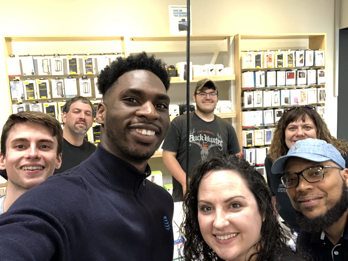 Closing it down with the Monroeville Mall crew!!!! And satisfied New DTV customers! <a href="/judy_cavalieri/">Judy Cavalieri</a> <a href="/jerryfornwalt/">Jerry Fornwalt</a> <a href="/AmirjPgh/">A.Johnson</a> #WeWorkin <a href="/Franco_lindsey2/">Lindsey Franco</a>