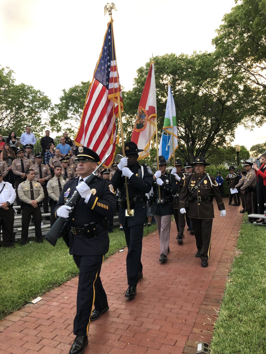 CarlaGonzalez12's tweet image. Law Enforcement Officers Memorial 🖤💙🖤 . We honor the brave, not because of how they died, but because of how they lived. Thank you for your service 🙏. #LiveLikeLarry  #OurHeroes 🇺🇸 #OurBlueFamily💙