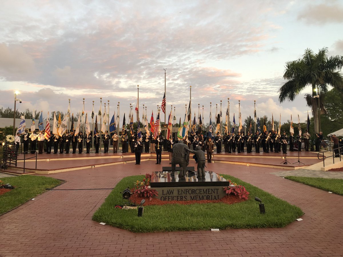 CarlaGonzalez12's tweet image. Law Enforcement Officers Memorial 🖤💙🖤 . We honor the brave, not because of how they died, but because of how they lived. Thank you for your service 🙏. #LiveLikeLarry  #OurHeroes 🇺🇸 #OurBlueFamily💙