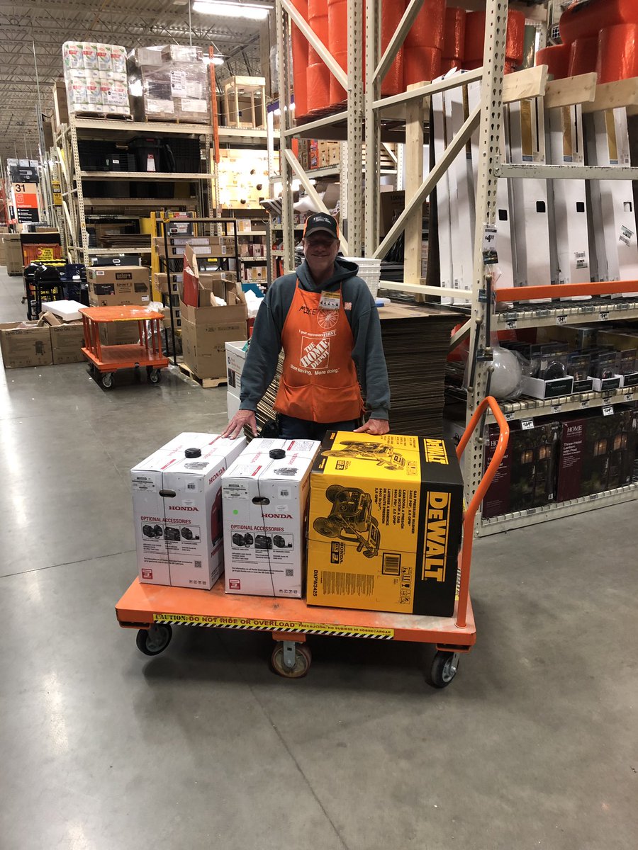 Excellent customer service wins again!!! Great job D28 DS Mike recognizing a suspicious cart and offering the best customer service. Seriously?! Who needs 3 generators...smh <a href="/ChrisBosco12/">Chris Bosco</a> @NYwinediva @billymann1956 <a href="/SaraSaralesher/">Sara</a>
