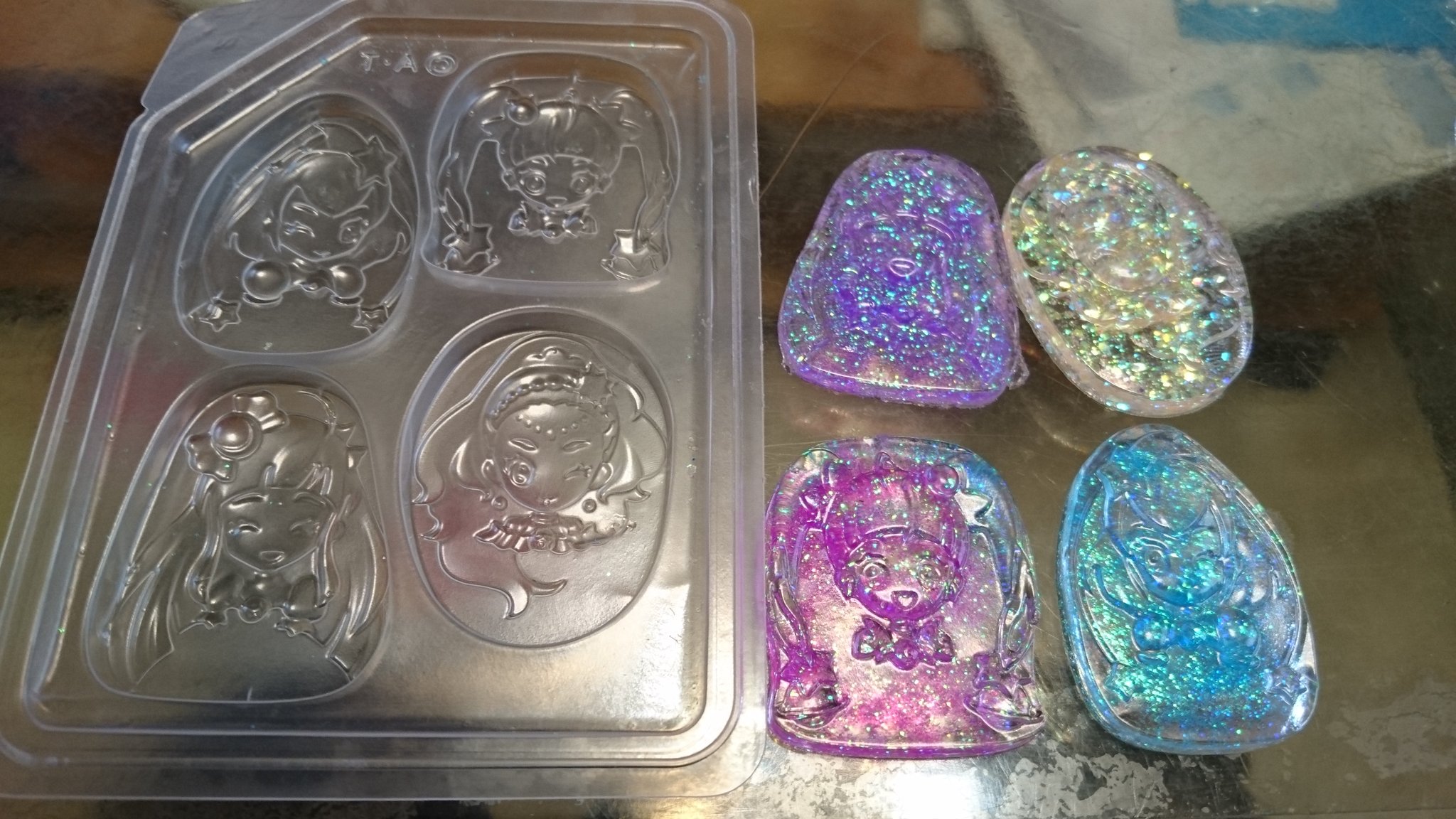 はな ボディケア プリキュアや仮面ライダーのグミ 食べた後に容器をレジンの型として子供との工作に使うと良いですよー 写真見にくいけど 穴を開けて固めておけばキーホルダーやネックレスにしやすいです T Co Jfhry3fff1 Twitter