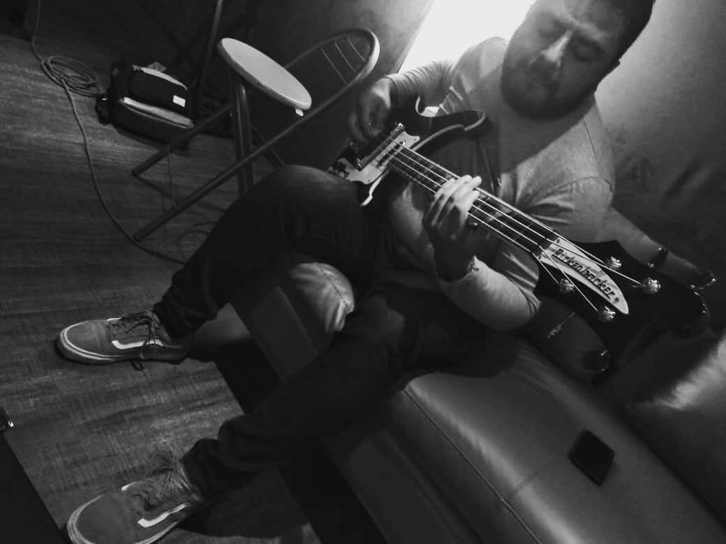 Nestor, bajista de la banda.
En el estudio grabando nuestro segundo sencillo.