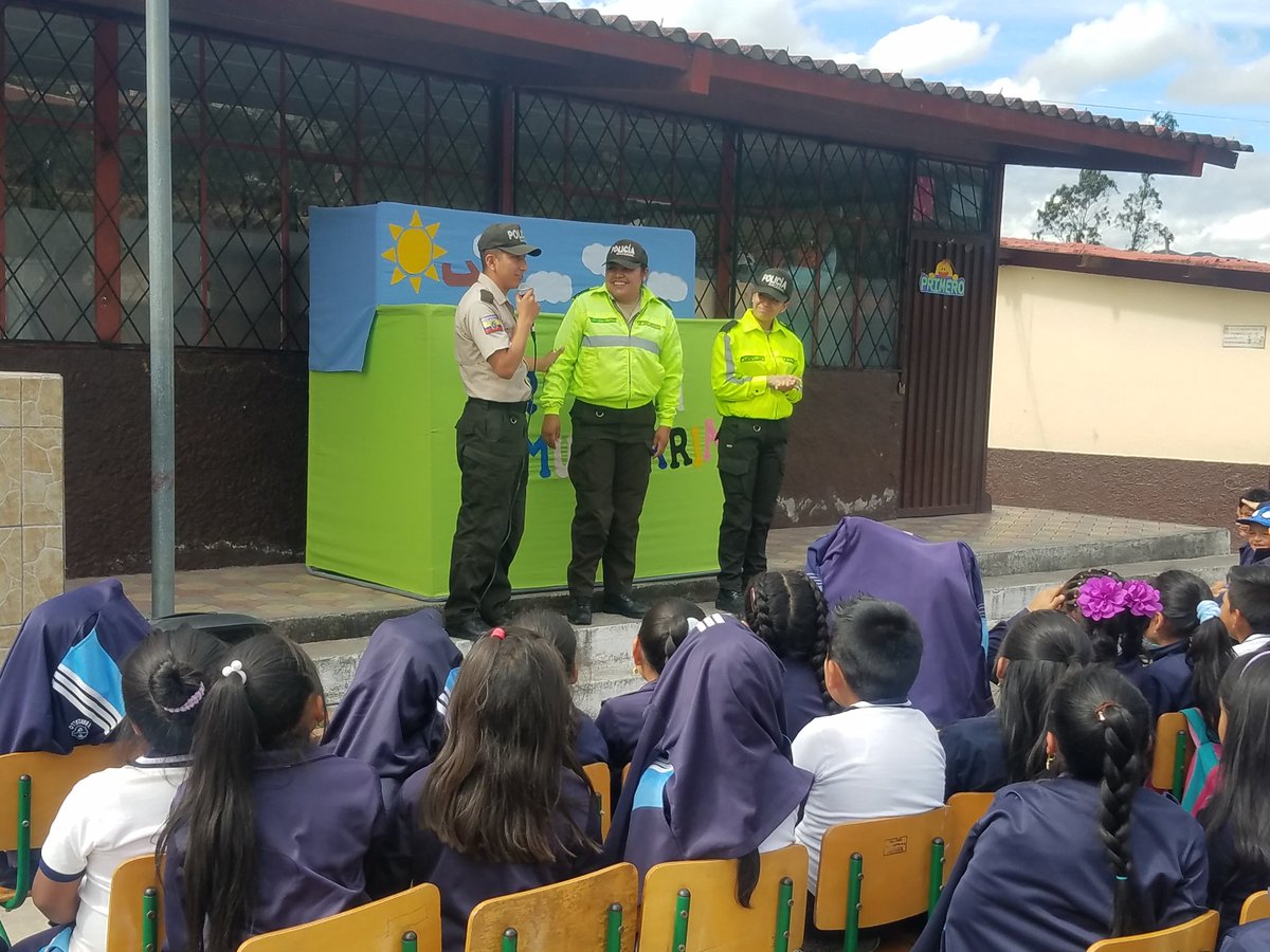 ComisariaG's tweet photo. Comisaría Girón y Policía Nacional imparten charlas preventivas de seguridad, educación vial a los alumnos de las unidades educativas. #porungironseguro,@azuayinten @goberazuay @mariapaularomo @policianacinal https://t.co/FbGc7Uz2KH