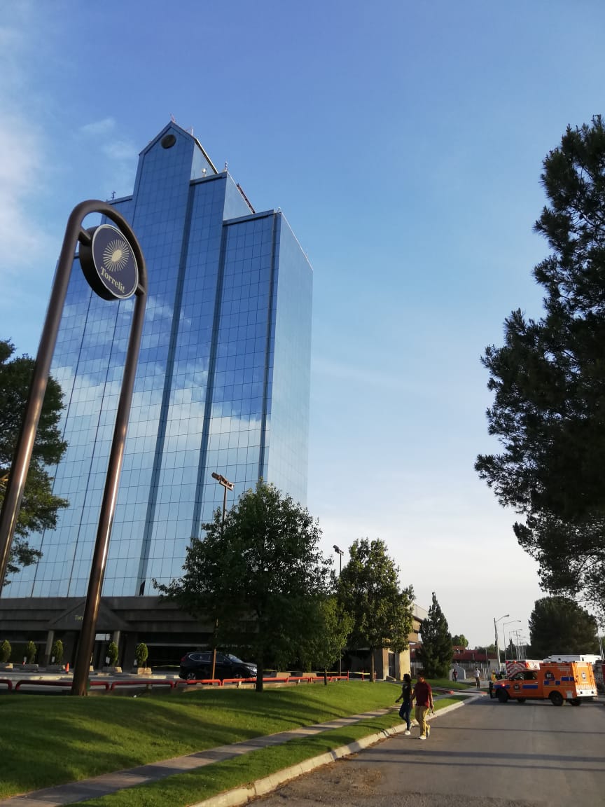 TelediarioCoah's tweet photo. #Telediario #Saltillo Se registra conato de incendio en pisos 16 y 17 de Torrelit Saltillo. Tras activación de alarma de incendio personal de las diversas empresas fue evacuado. https://t.co/d7JNWvN47K