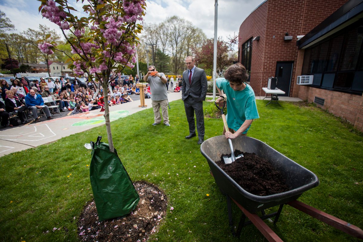 freelphoto's tweet photo. ... 2 of 2. from volatile public forums on the #NJstatebudget to cute dogs to #ArborDay to Newton High School FFA's 2nd Grader Day. #NewtonHighSchool #ValleyRoadSchool #FFA. Lets do it again next week!! https://t.co/kNn8eUQWaC
