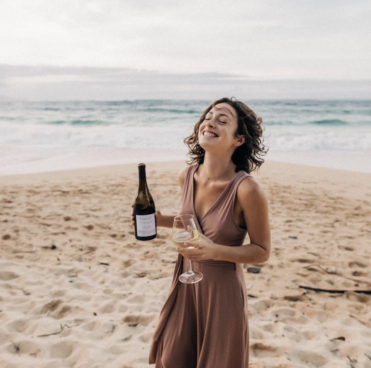 Are you #WAwine ready for summer? 🏖🍷 @JulieArnan has a list of #WAwine for that perfect summer getaway: @Sagemoor, @synclinewine, @lattawines, @WoodwardCanyon, and @SuLeiCellars! 🍷🥳 🔗: newepicenter.wine/summer-vacay-w…