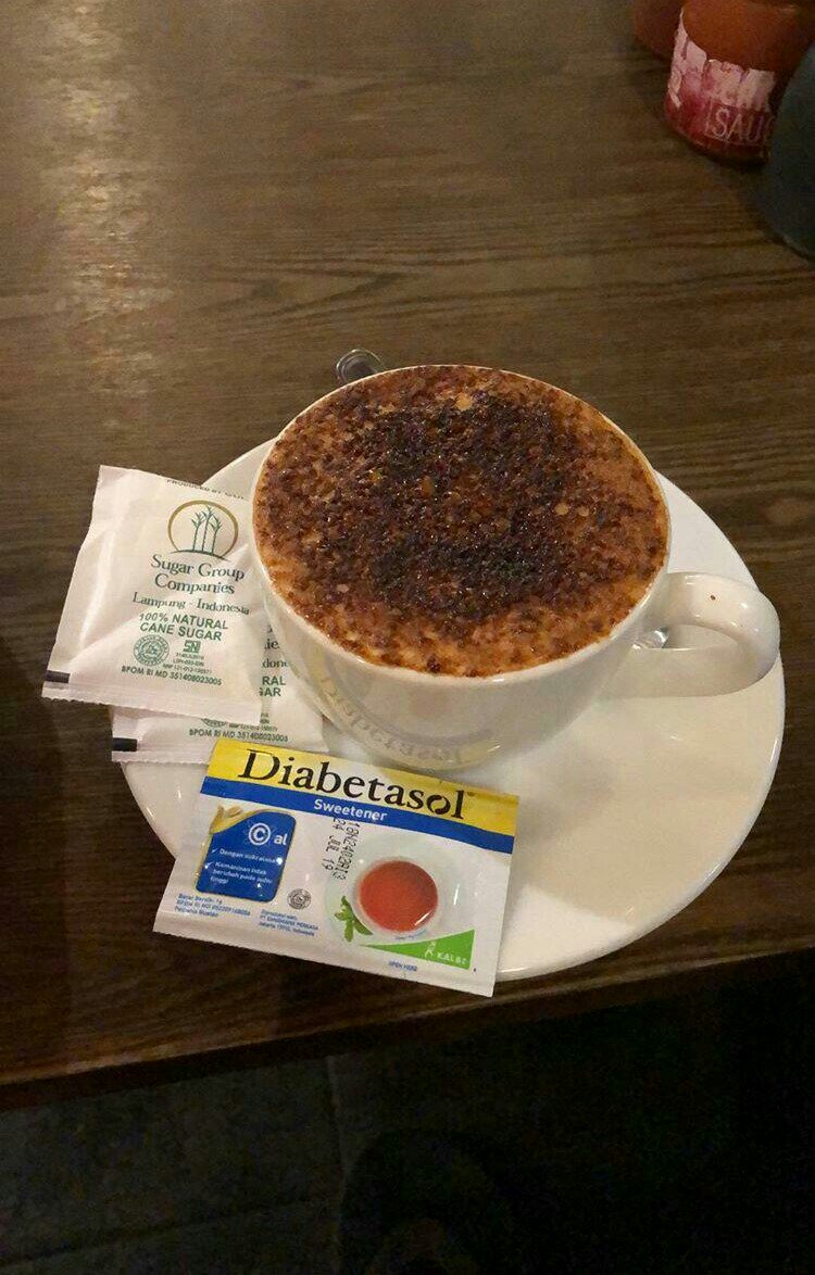 Kopi dan sepi
Katakan,bahwa setiap adukan
Adalah rasamu kesepian
Yang diam diam jadi endapan
Setelah menjemput perpisahan.
Maka,campurkan gula
Dalam secangkir derita
Hingga sepi dan air mata,
Berubah menjadi sempurna