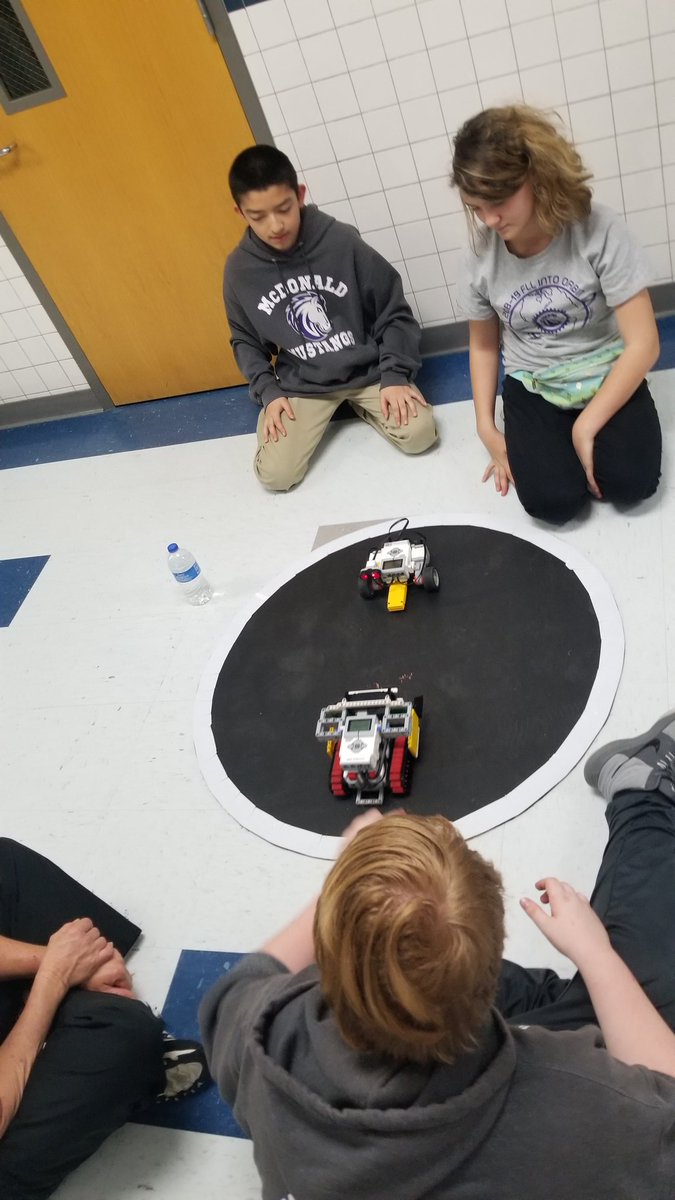 frasierbots's tweet photo. A little Sumo Bot action as part of our MayBash @NMHSRobotics @VanstonRobotics @mmsrobotics44 #mesqrobotics #firstweets #firstintexas #frasierfirst https://t.co/0E7KckvSBx